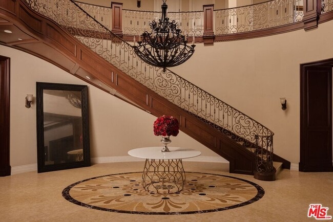 Building Photo - 614 N Palm Dr