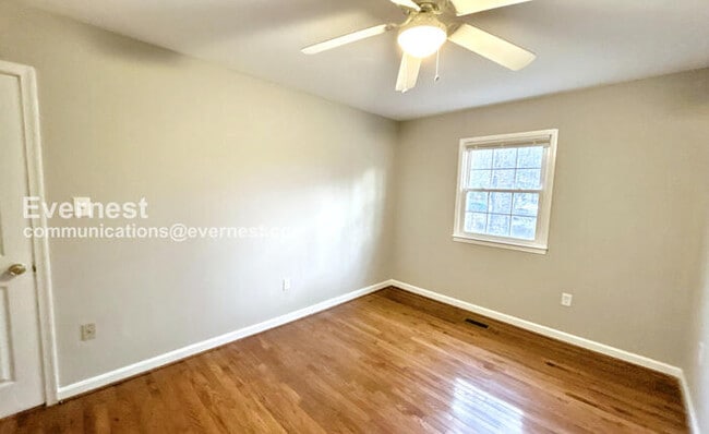 Building Photo - 2058 Mayflower Dr