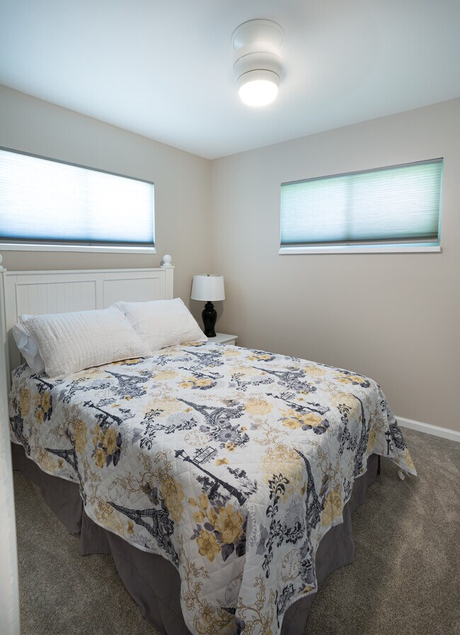 Bedroom 3 with Full - 4150 Ackerman Blvd