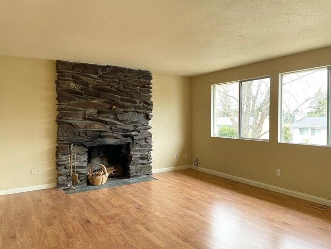 Building Photo - Charming 3 Bed 2.5 Bath Home in Newcastle