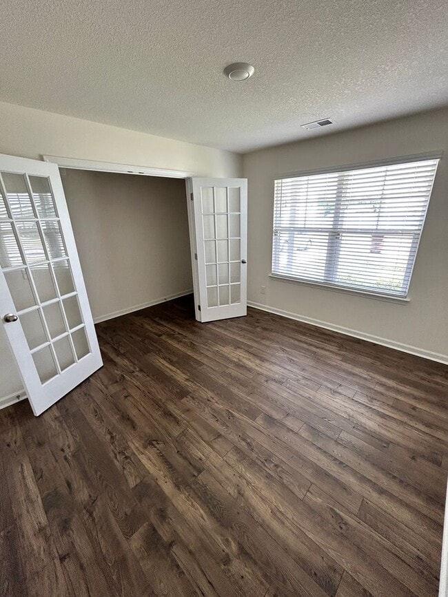 Building Photo - 632 Clay Dr