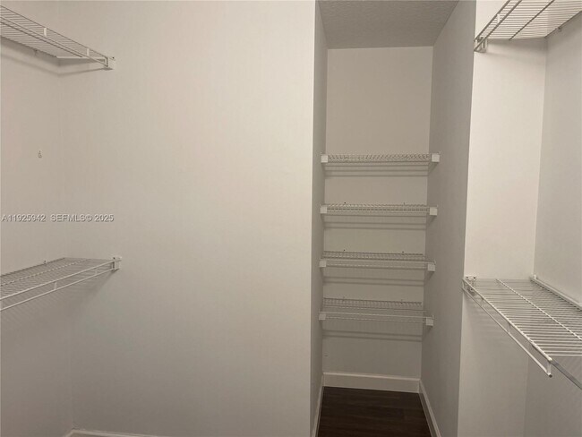 Building Photo - 10739 Oak Bend Way