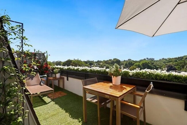 Building Photo - Spacious one bedroom