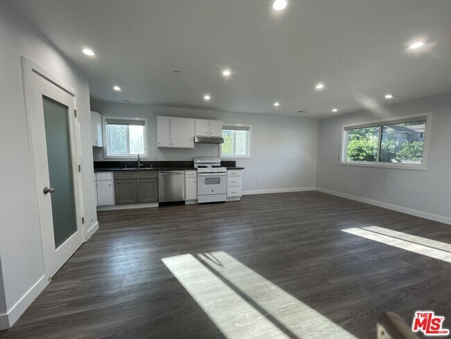 Building Photo - 6204 1/2 Mayfield Ave