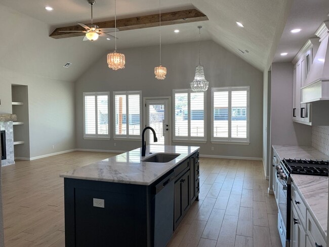 Building Photo - Beautiful home tucked in the rolling woode...