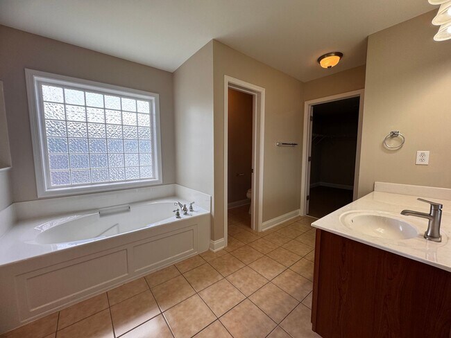 Building Photo - Stunning 5 Bedroom 4 Bath Home with 3 Car ...