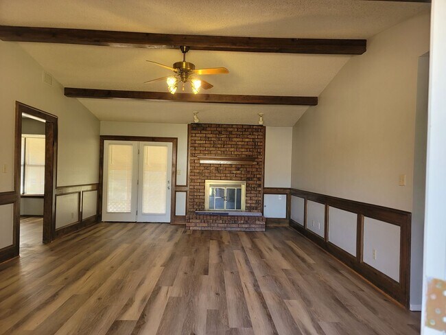 Building Photo - Newly Remodeled 3 Bedroom/2 Bath Home In V...