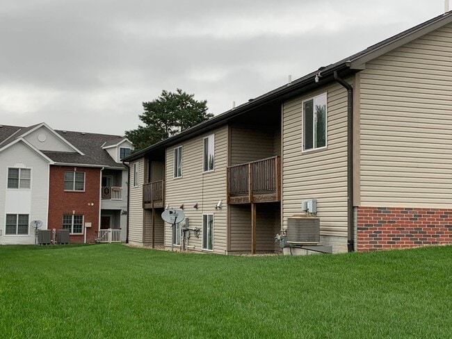 Building Photo - Spacious 3 bedroom/ 3 bath ranch townhome