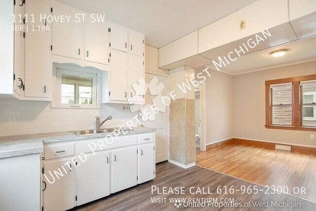 Building Photo - Available Now | 3 Bedroom 1.5 Bath Single ...