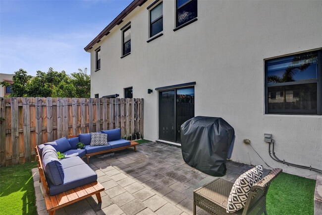 Building Photo - 20741 NE 5th Ct