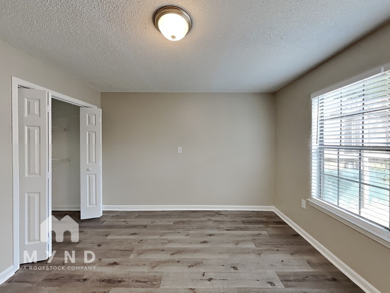 Building Photo - 208 Oak Cir N