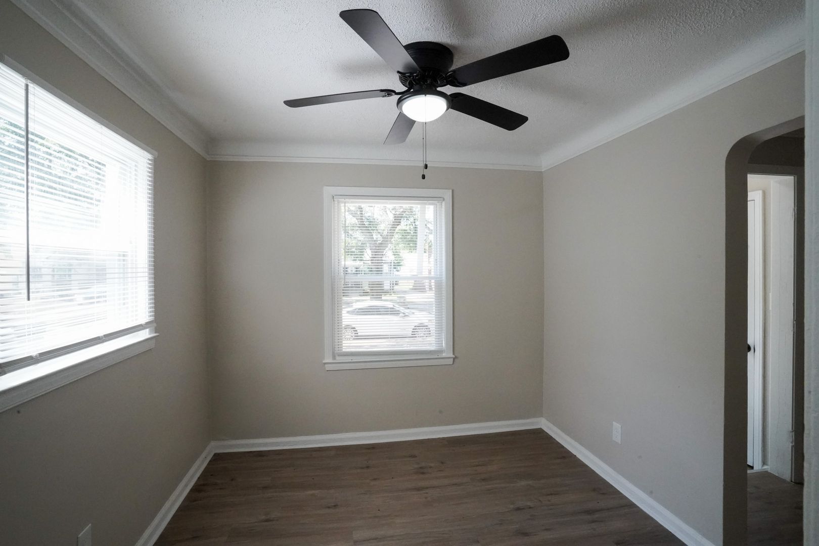 Building Photo - This beautifully updated 3-bedroom, 1-bath...