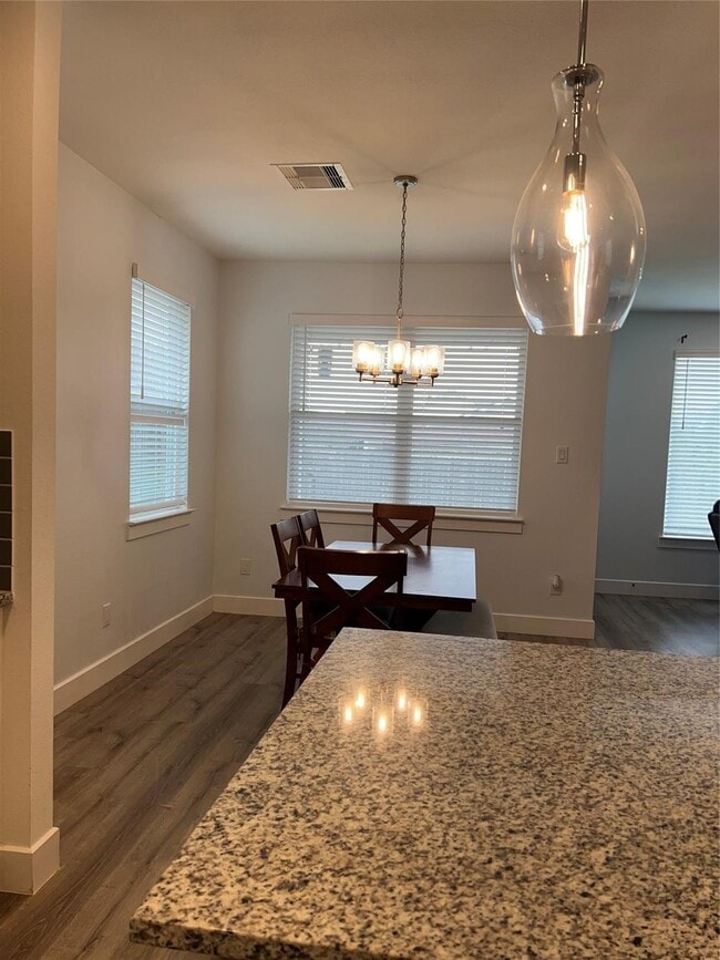 Building Photo - 13107 Clear View Dr