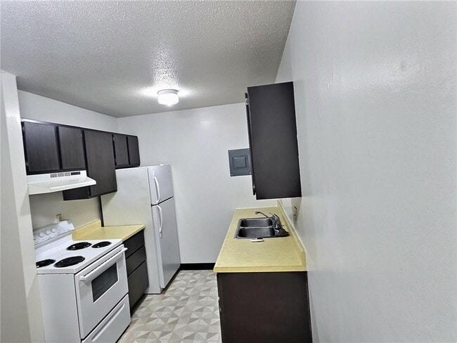 Building Photo - 650 Summit Dr