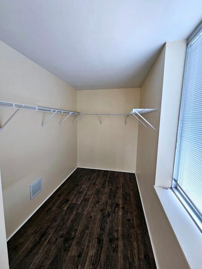 Building Photo - 1640 Maple Ave