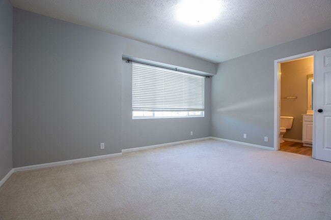 Building Photo - 3 Bedroom / 2 Bath Tri-Level Home Located ...