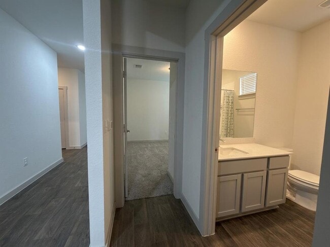 Building Photo - 3001 Egan Dr