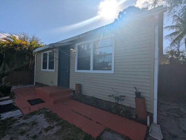 Building Photo - 2/1 Florida charm home in the heart of Palm Springs!