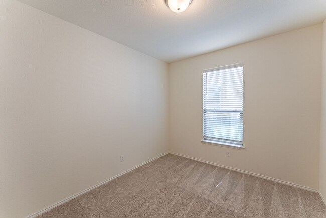 Building Photo - Elegantly Spacious 3-Bed, 2-Bath Home in Round Rock