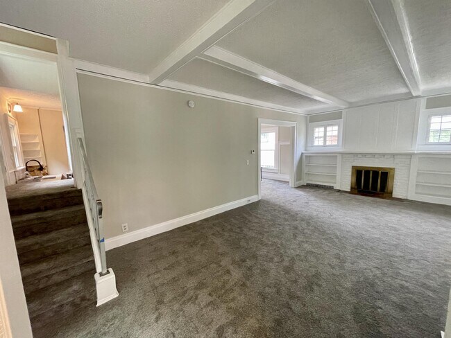 Building Photo - 825 Elmore Ave