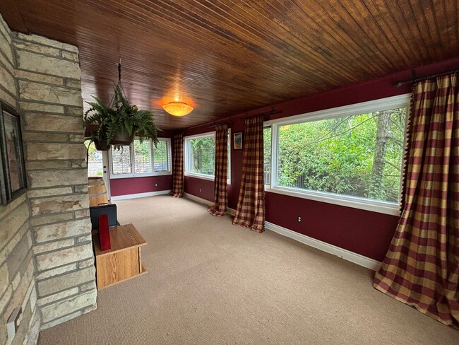 Building Photo - Beautiful 4 Bedroom Home In Mt. Lebanon!