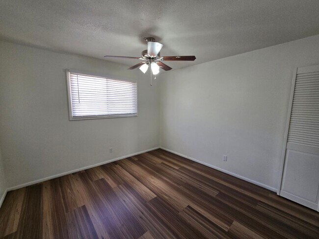 Building Photo - 2527 S Rita Ln