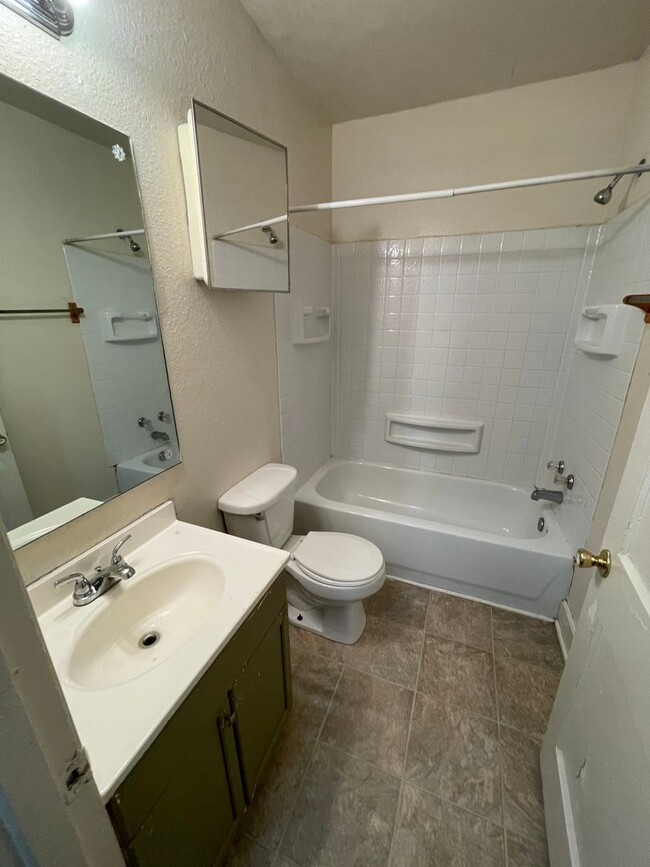 Building Photo - Cute two bedroom one bath (850 sf) home wi...