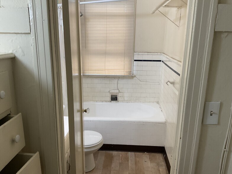 Building Photo - 3906 Beverly Blvd