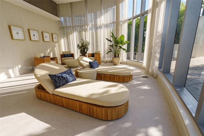 Building Photo - 700 NE 24th St