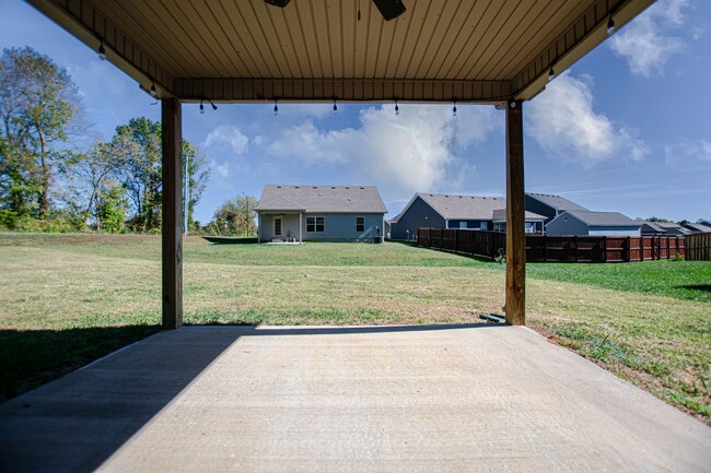 Building Photo - Pet Friendly Three Bedroom!