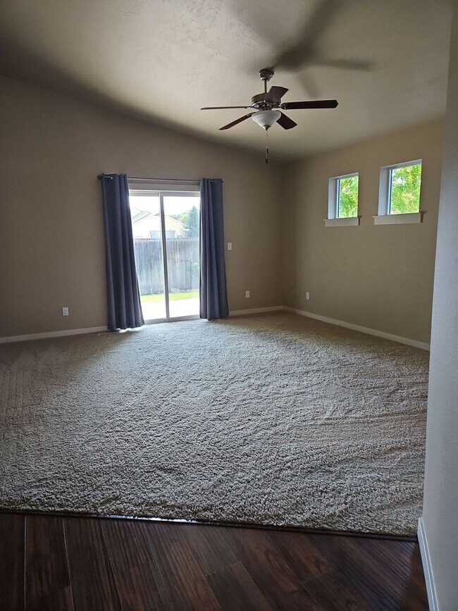 Building Photo - Beautiful 3 bedroom 2 bath home with a great location.
