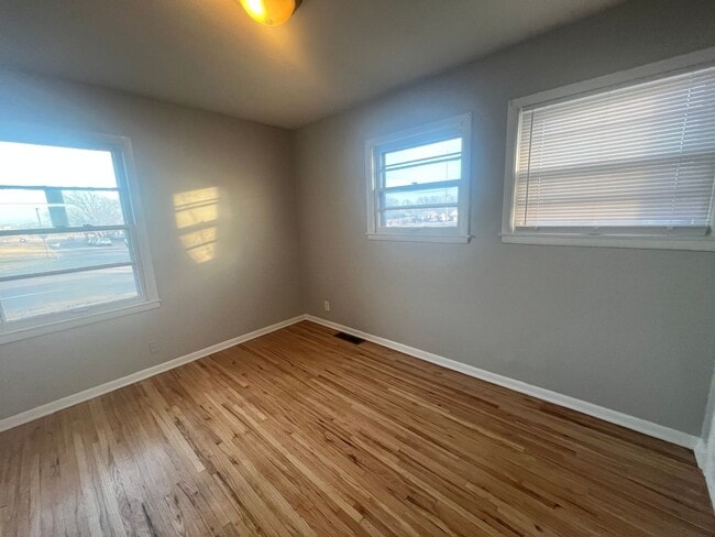 Building Photo - 4 Bedroom 1 bathroom with basement located east Wichita