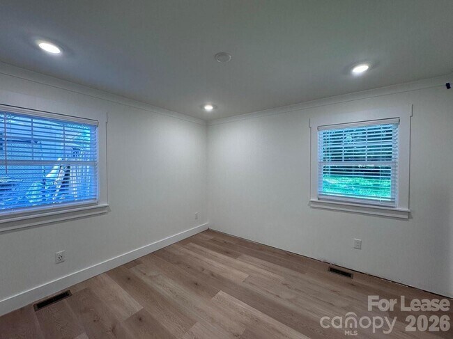 Building Photo - 549 Manhasset Rd