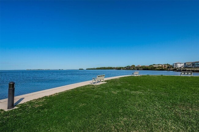 Building Photo - 621 Windrush Bay Dr