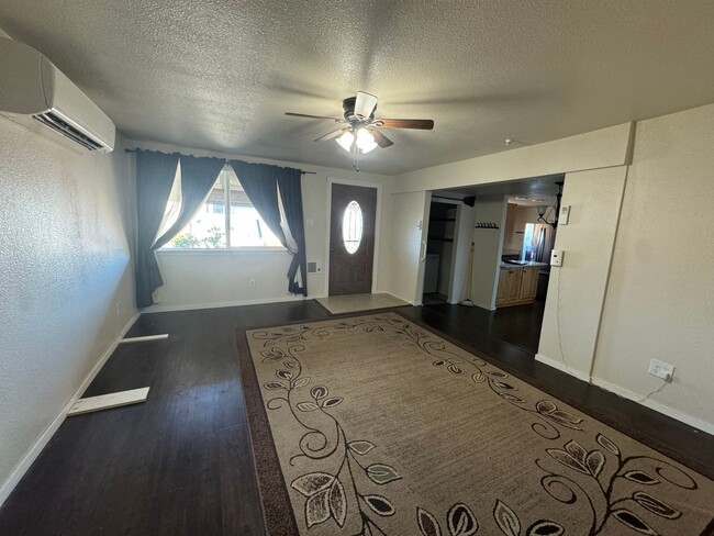 Building Photo - Roseburg 2 bedroom, 1 bath house with garage