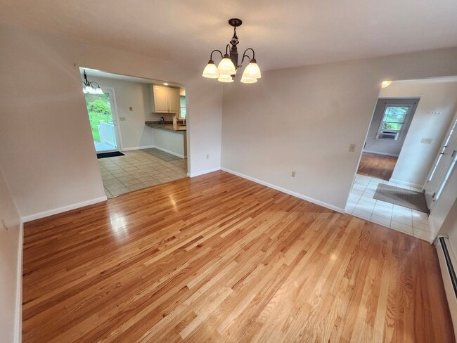 Building Photo - 4 bedroom 2.5 bath Single Family in Shrews...