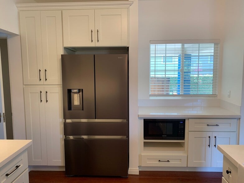 Building Photo - 5046 La Roda Ave