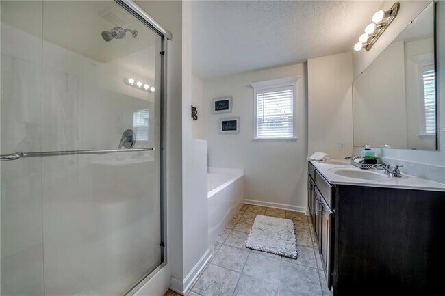 Building Photo - 511 Isabella Ct
