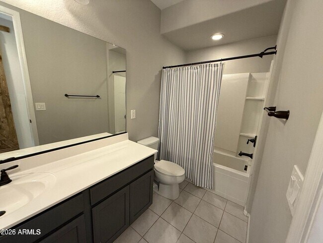 Building Photo - Large 3 Bedroom with Pool and Pool Service Included!