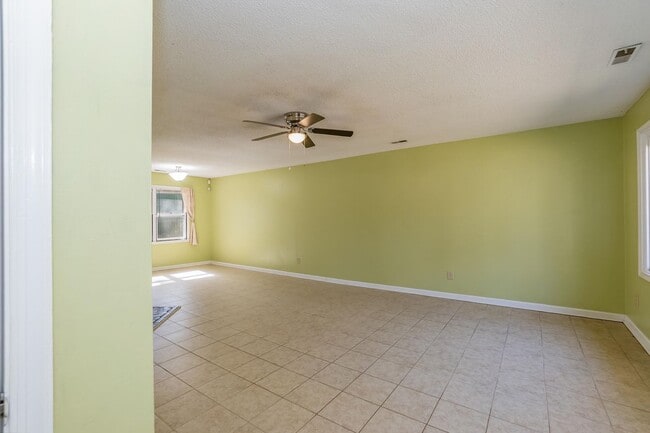 Building Photo - One Bedroom Home!