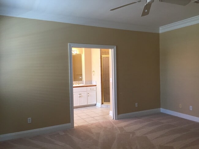 Building Photo - Pensacola - Downtown - 2 bedroom, 2 bathro...