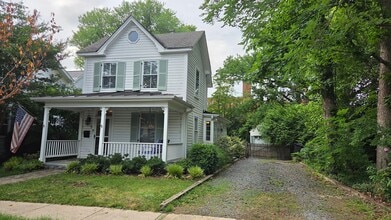 Building Photo - Charming Home in Del Ray