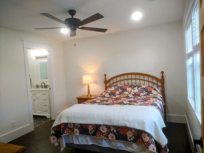 Building Photo - 63 Redwood Ln