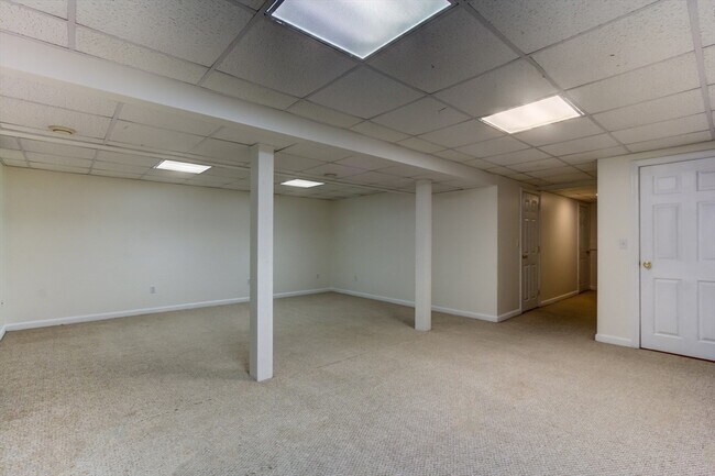 Building Photo - 28 Ptarmigan Dr