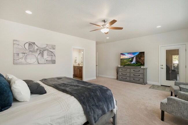Building Photo - Luxurous 4 Bedroom Golf Course Home