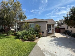 Building Photo - Charming 2-Bedroom Front House in Prime Lakewood Location