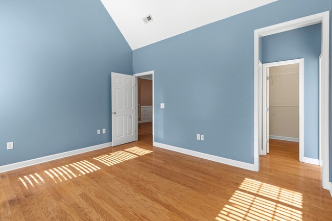 Building Photo - 212 Doral Dr