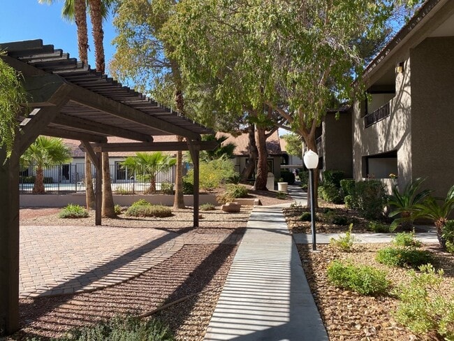 Building Photo - 3 Bedroom 2 bath condo located on second floor.
