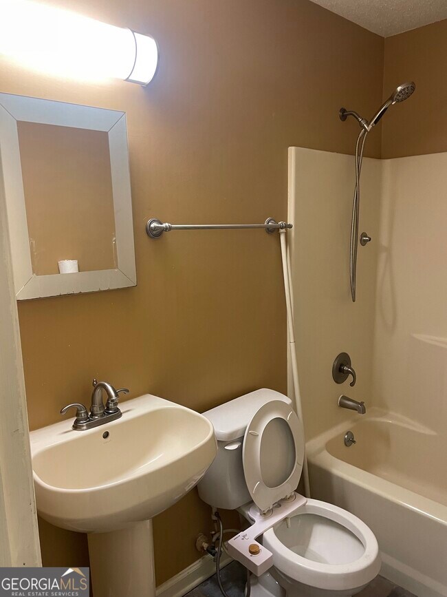 Building Photo - 108 Acorn Ct