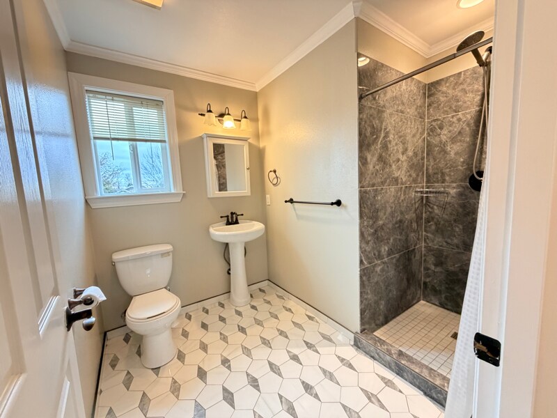 Building Photo - 1854 Hillcrest Ave